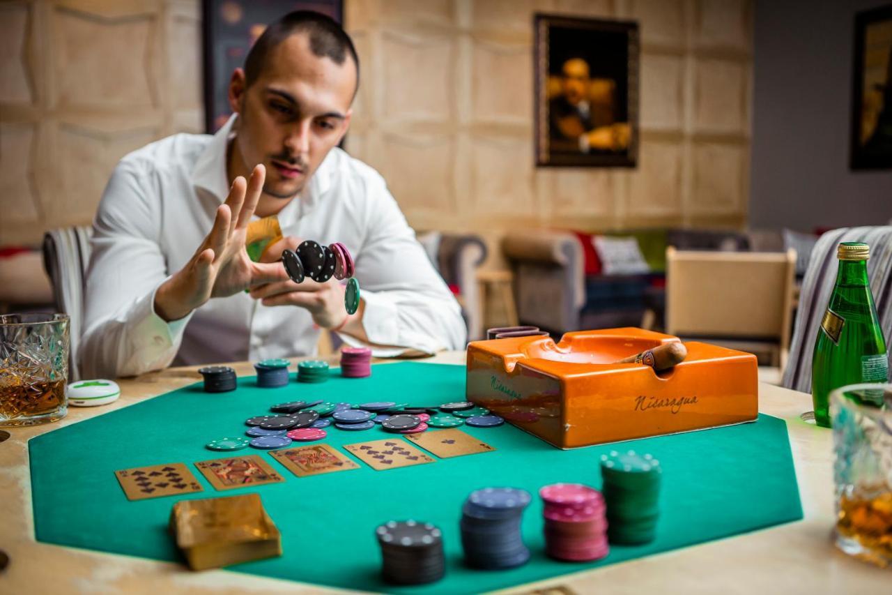 فندق آرتي سبا آند بارك فيلينغراد المظهر الخارجي الصورة A player at a poker table