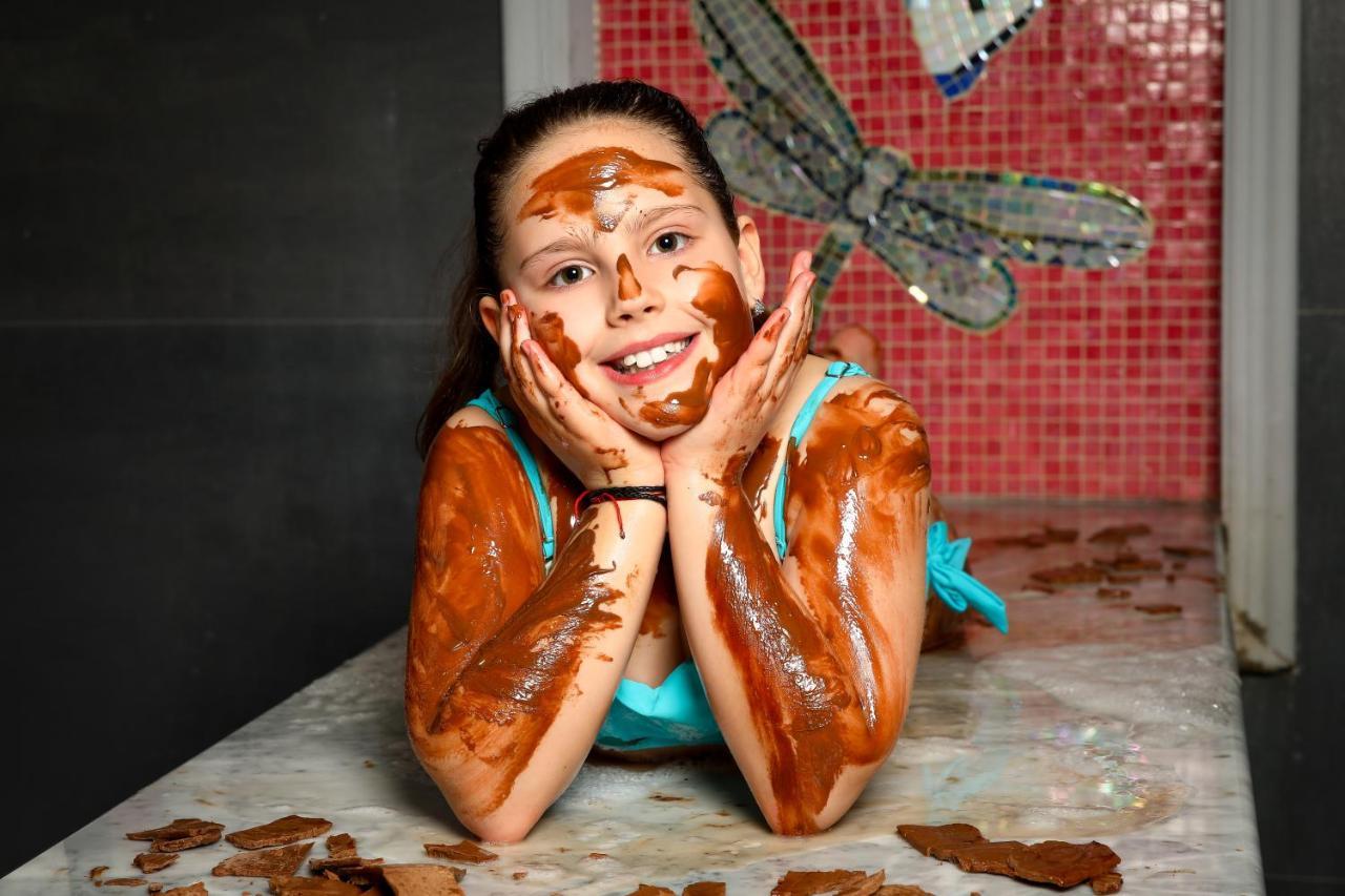 فندق آرتي سبا آند بارك فيلينغراد المظهر الخارجي الصورة A woman covered in chocolate